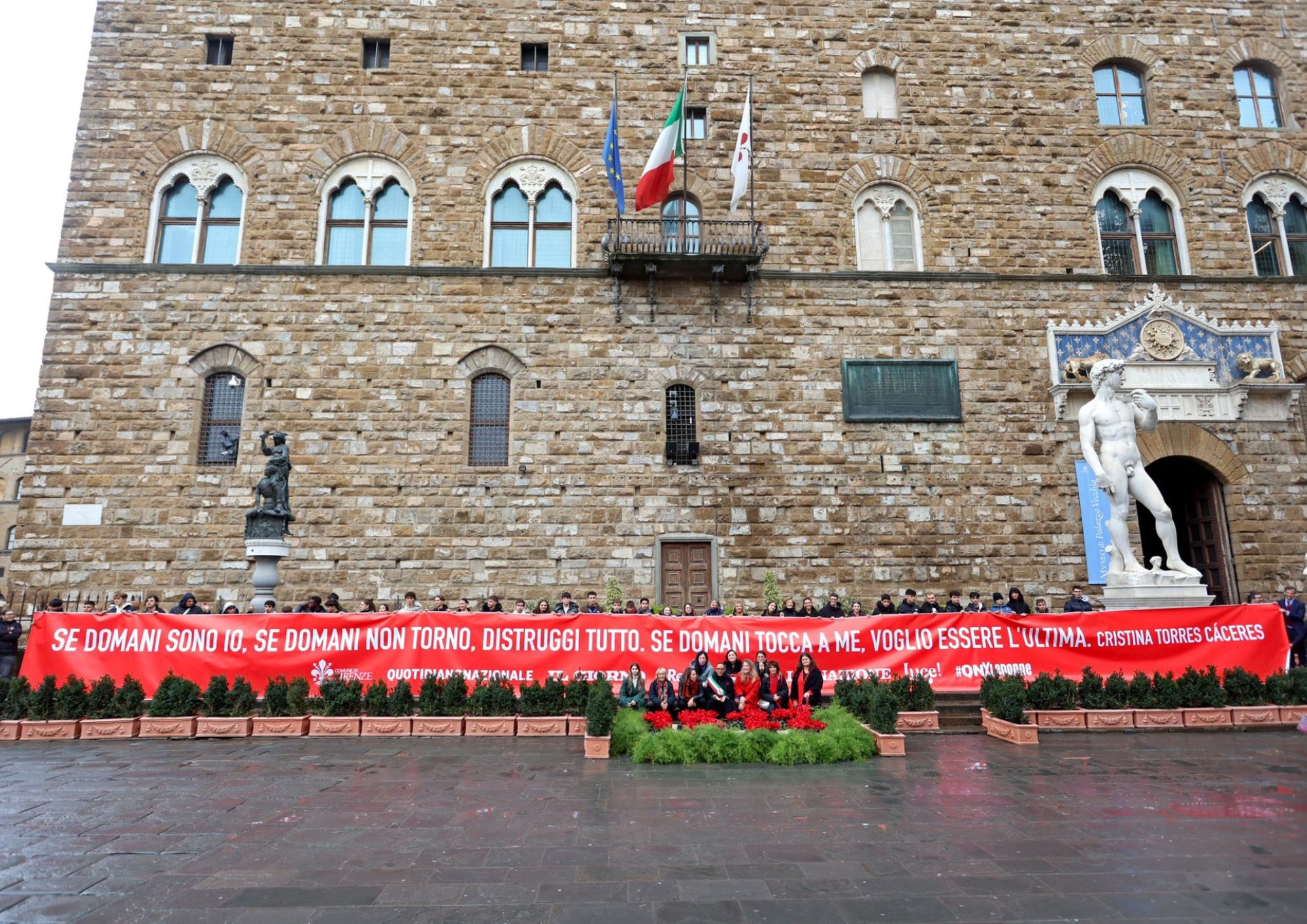 flash mob davanti al comune di firenze per tutte le donne vittime di violenza